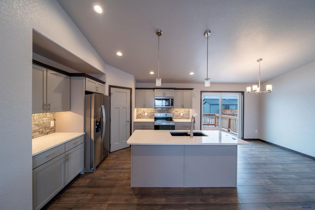 615 BULL RUN DR, Box Elder, SD 57719