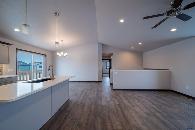615 BULL RUN DR, Box Elder, SD 57719