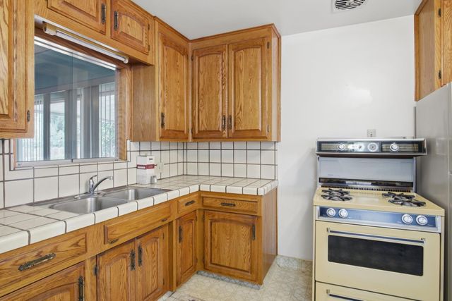 913 Reno Ave, Modesto, CA 95351