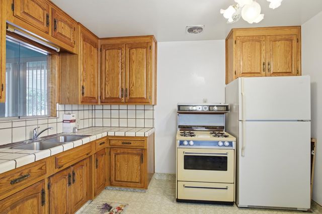913 Reno Ave, Modesto, CA 95351