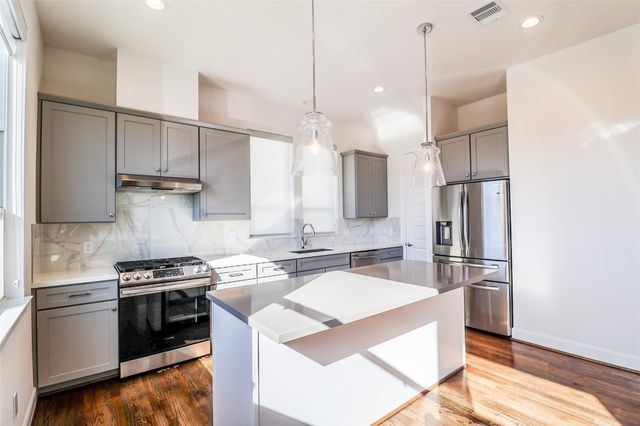 2745 Clinton Drive, Houston, TX 77020