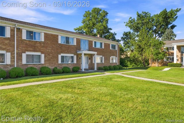 801 W Long Lake Road 7, Bloomfield Charter Township, MI 48302
