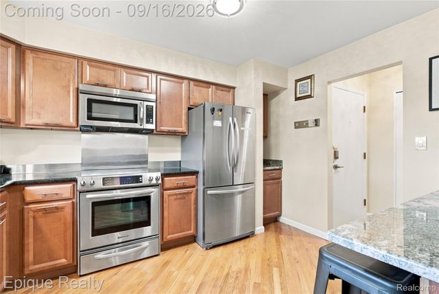 801 W Long Lake Road 7, Bloomfield Charter Township, MI 48302