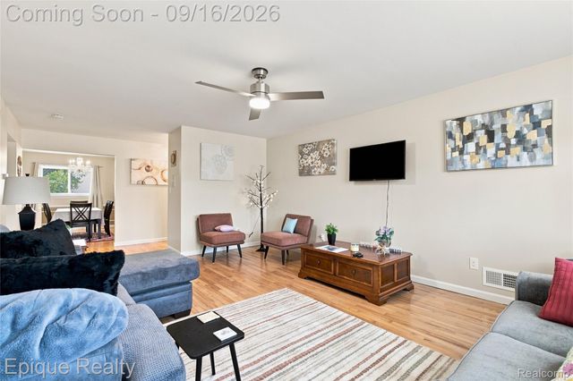 801 W Long Lake Road 7, Bloomfield Charter Township, MI 48302