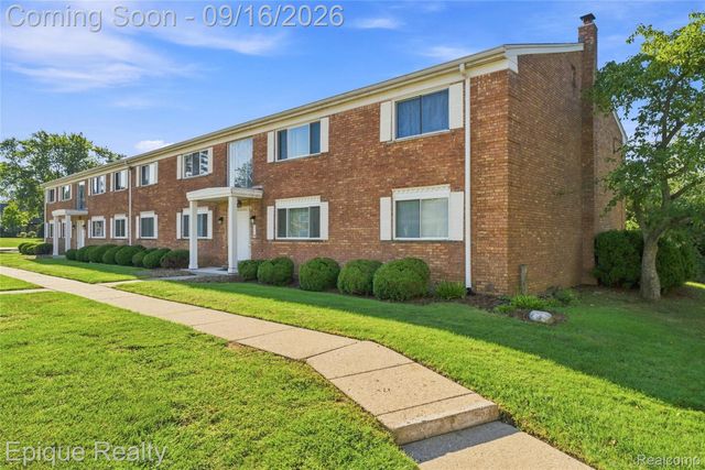 801 W Long Lake Road 7, Bloomfield Charter Township, MI 48302