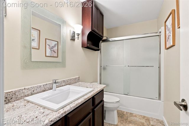 801 W Long Lake Road 7, Bloomfield Charter Township, MI 48302