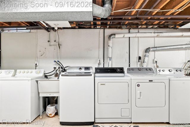 801 W Long Lake Road 7, Bloomfield Charter Township, MI 48302
