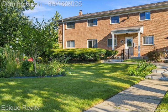 801 W Long Lake Road 7, Bloomfield Charter Township, MI 48302