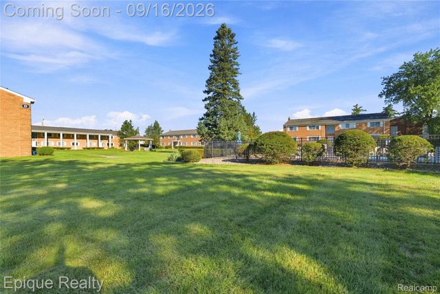 801 W Long Lake Road 7, Bloomfield Charter Township, MI 48302