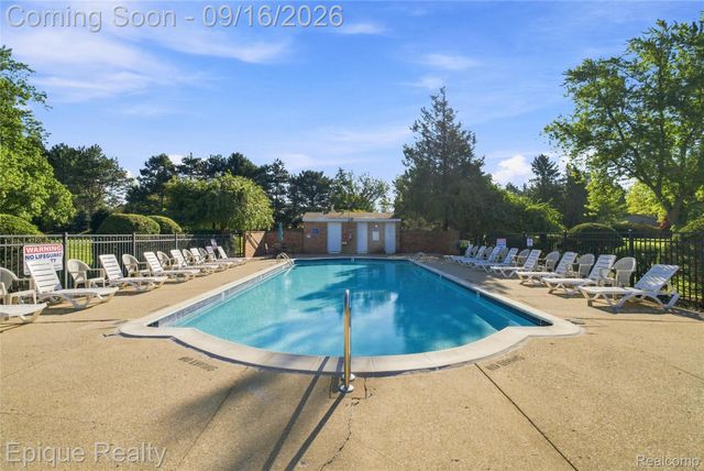 801 W Long Lake Road 7, Bloomfield Charter Township, MI 48302