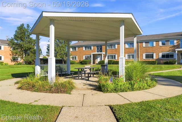 801 W Long Lake Road 7, Bloomfield Charter Township, MI 48302