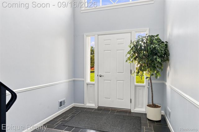 801 W Long Lake Road 7, Bloomfield Charter Township, MI 48302