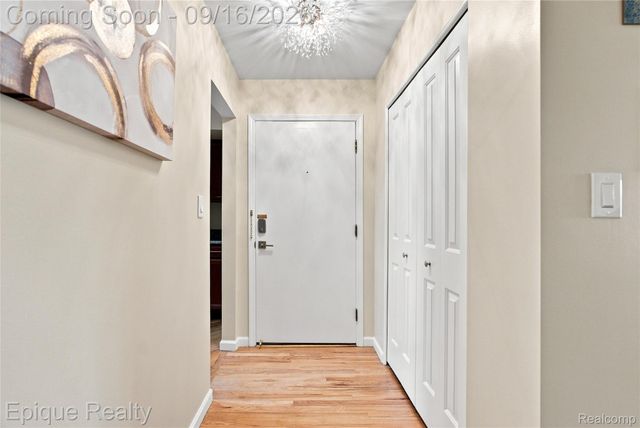 801 W Long Lake Road 7, Bloomfield Charter Township, MI 48302