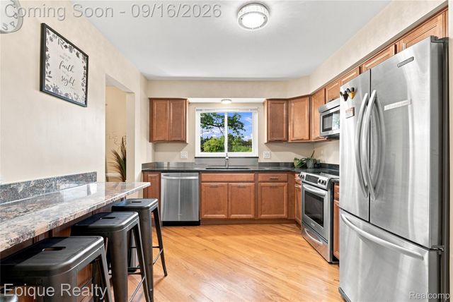 801 W Long Lake Road 7, Bloomfield Charter Township, MI 48302
