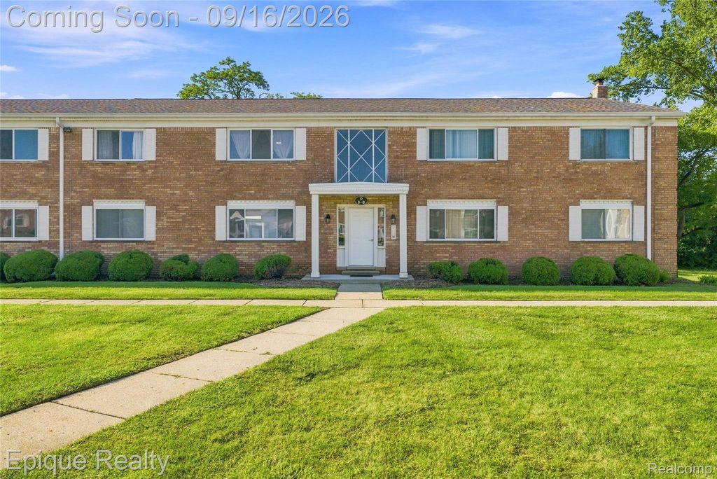 801 W Long Lake Road 7, Bloomfield Charter Township, MI 48302