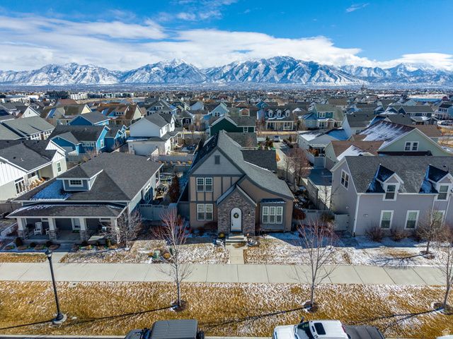 10617 S SPLIT ROCK DR, South Jordan, UT 84009