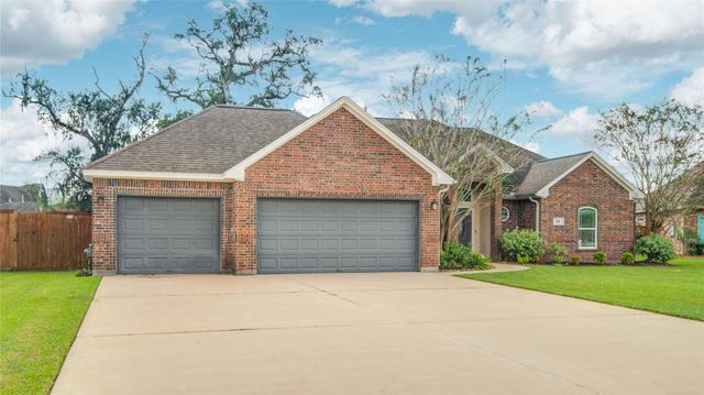 57 Red Maple Court, Lake Jackson, TX 77566