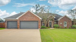 57 Red Maple Court, Lake Jackson, TX 77566