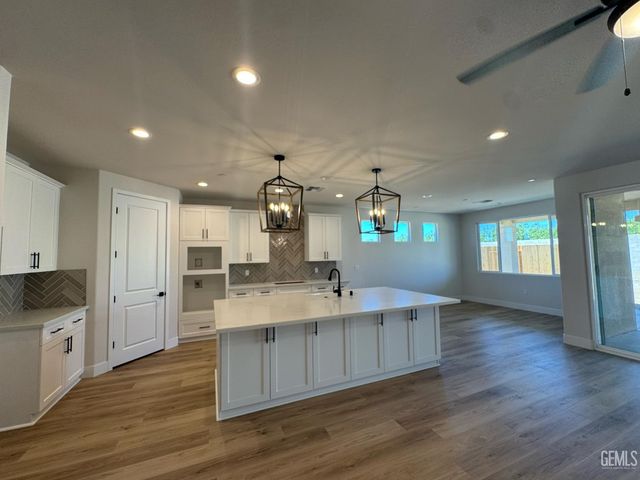7725 DENMARSH Street, Bakersfield, CA 93311
