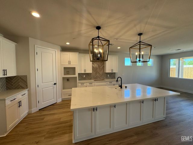 7725 DENMARSH Street, Bakersfield, CA 93311