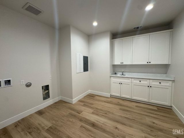7725 DENMARSH Street, Bakersfield, CA 93311