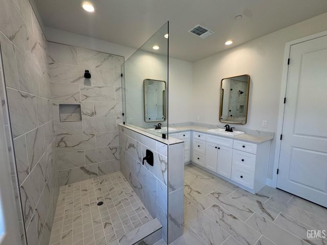 7725 DENMARSH Street, Bakersfield, CA 93311