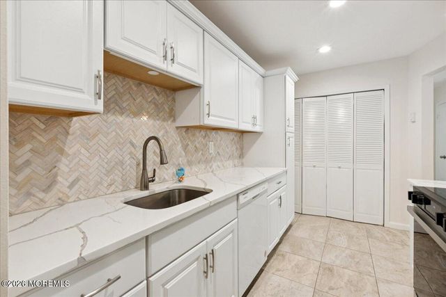 159 Cross Slope Court C, Manalapan, NJ 07726