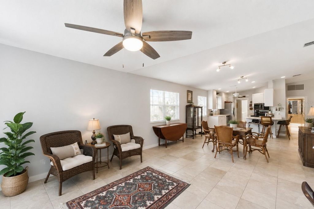 Image 6 of property listing at 11844 ASTILBE DRIVE, Orlando, FL 32827
