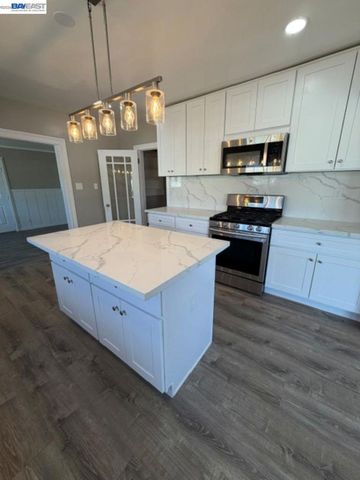 2050 102Nd Ave, Oakland, CA 94603