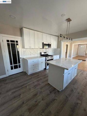 2050 102Nd Ave, Oakland, CA 94603