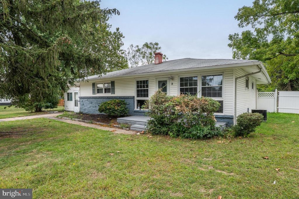 3 LAURIE WAY, Burlington, NJ 08016