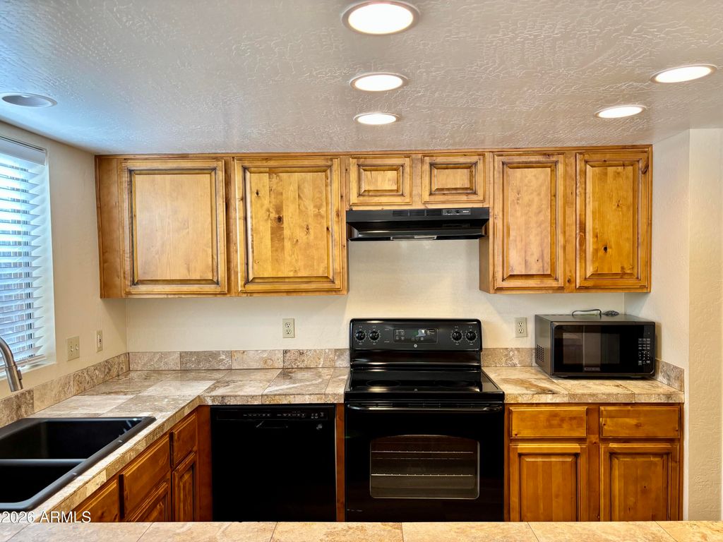 Image 11 of property listing at 4213 W CALAVAR Road, Phoenix, AZ 85053