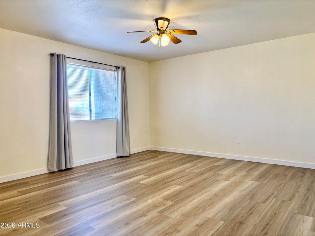 Image 13 of property listing at 4213 W CALAVAR Road, Phoenix, AZ 85053