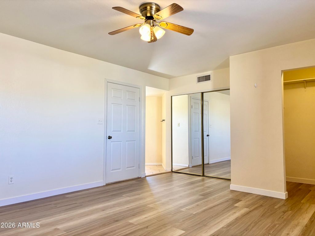 Image 14 of property listing at 4213 W CALAVAR Road, Phoenix, AZ 85053