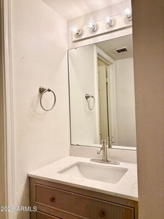 Image 19 of property listing at 4213 W CALAVAR Road, Phoenix, AZ 85053