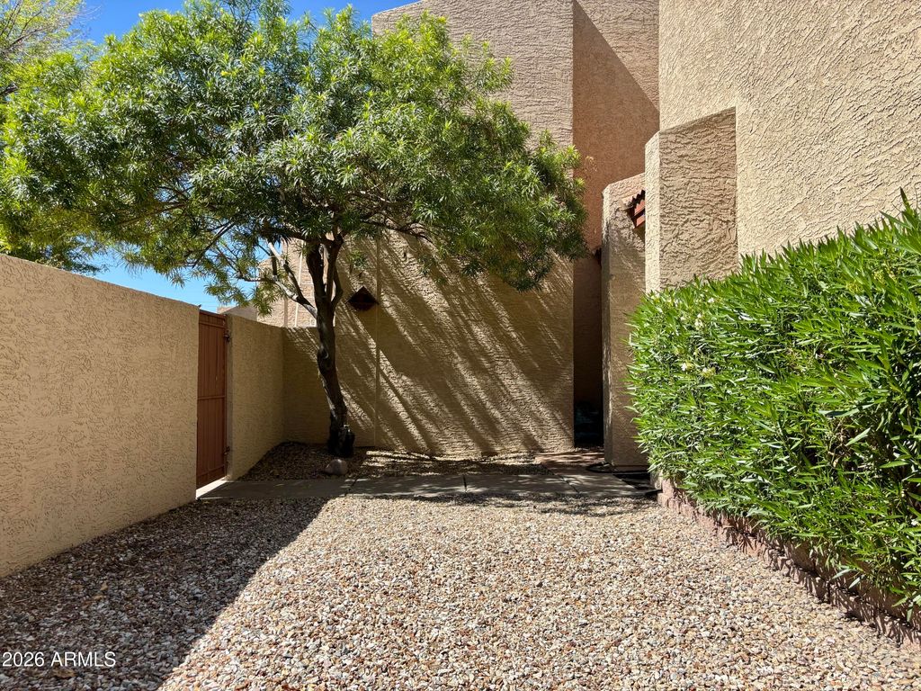 Image 3 of property listing at 4213 W CALAVAR Road, Phoenix, AZ 85053