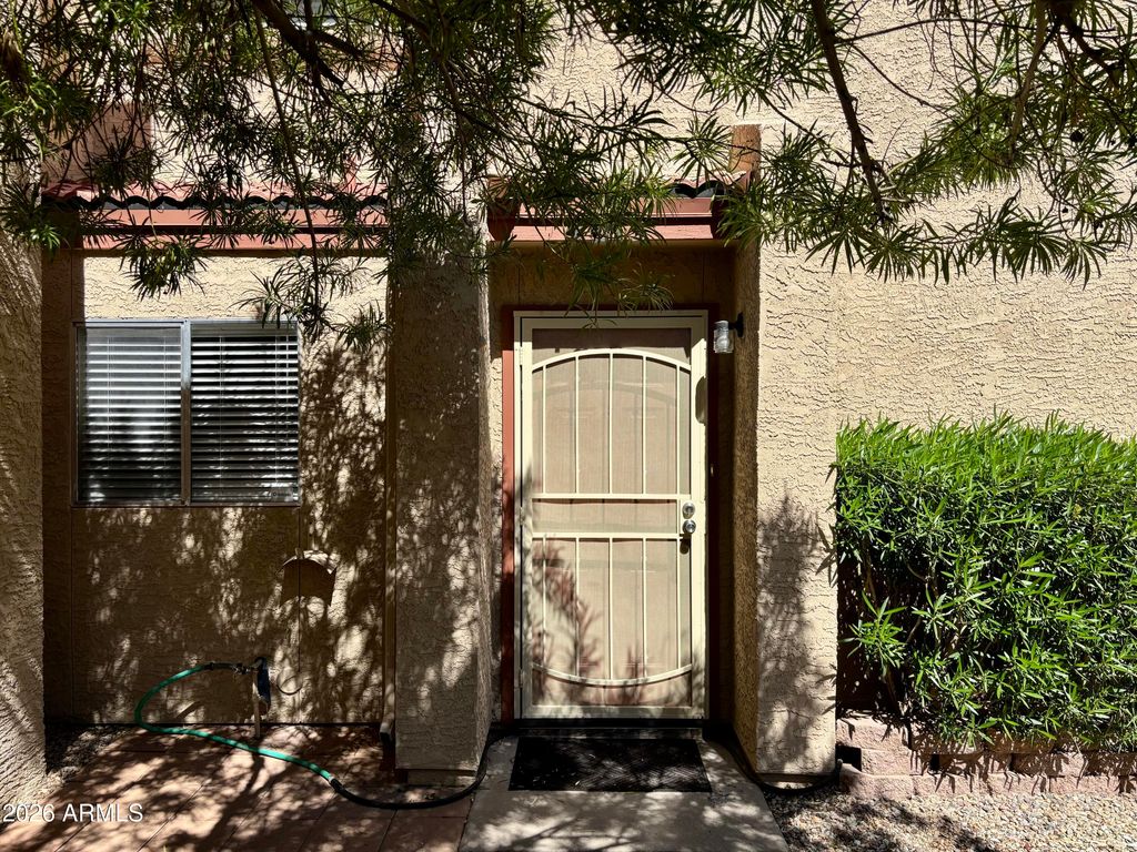 Image 6 of property listing at 4213 W CALAVAR Road, Phoenix, AZ 85053