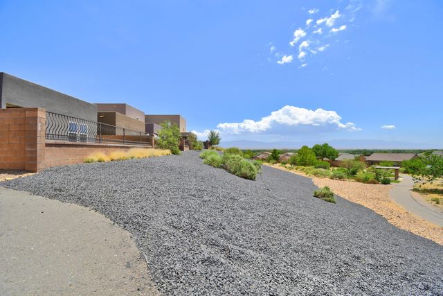 1330 Tierra Verde Loop NW, Los Lunas, NM 87031