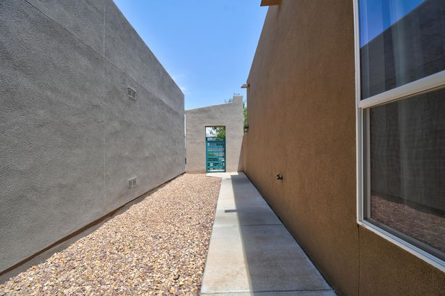 1330 Tierra Verde Loop NW, Los Lunas, NM 87031