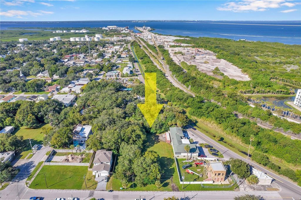 Image 6 of property listing at 7111 S KISSIMMEE STREET, Tampa, FL 33616