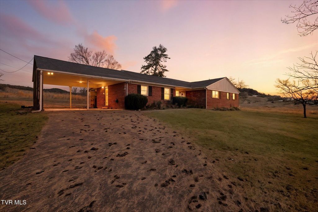 82 Hurt Avenue, Lebanon, VA 24266