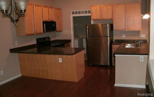 579 N Pontiac Trail, Walled Lake, MI 48390