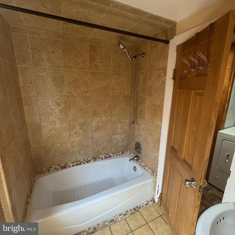 215 W MCNEAL ST W, Millville, NJ 08332