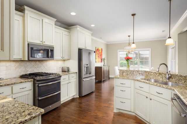 1206 Woodridge Ct, Florence, AL 35630