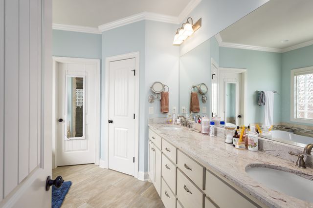 1206 Woodridge Ct, Florence, AL 35630