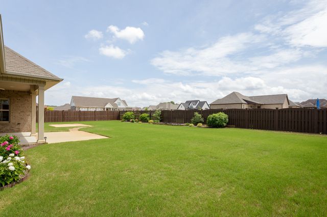 1206 Woodridge Ct, Florence, AL 35630