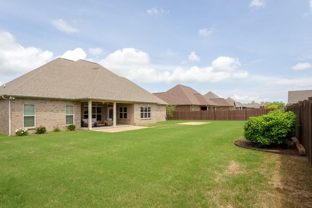 1206 Woodridge Ct, Florence, AL 35630