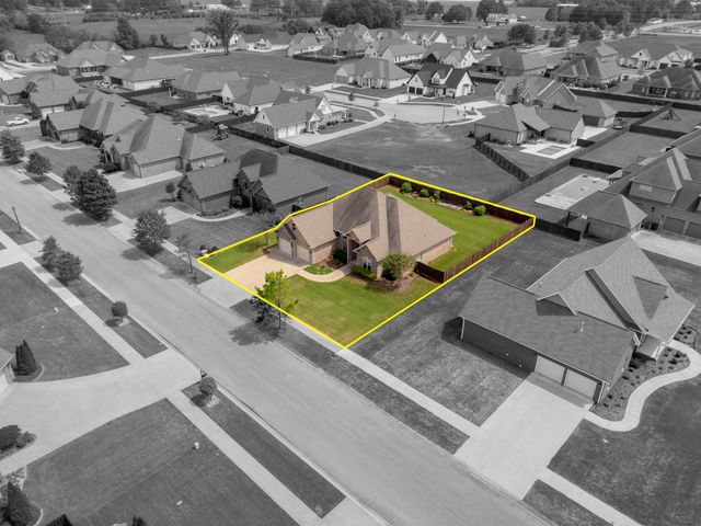 1206 Woodridge Ct, Florence, AL 35630