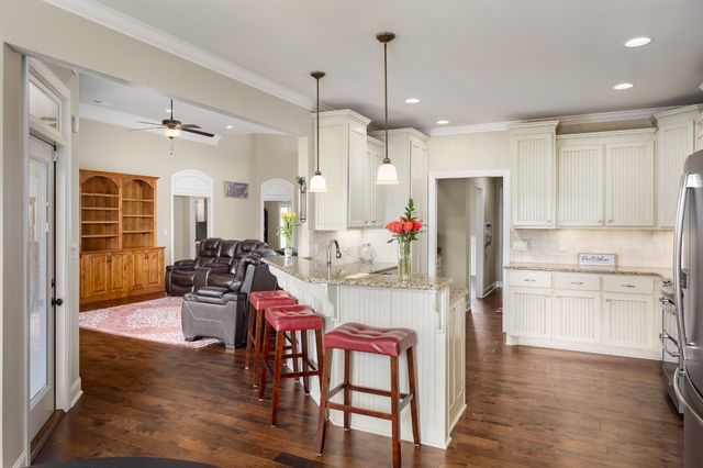 1206 Woodridge Ct, Florence, AL 35630