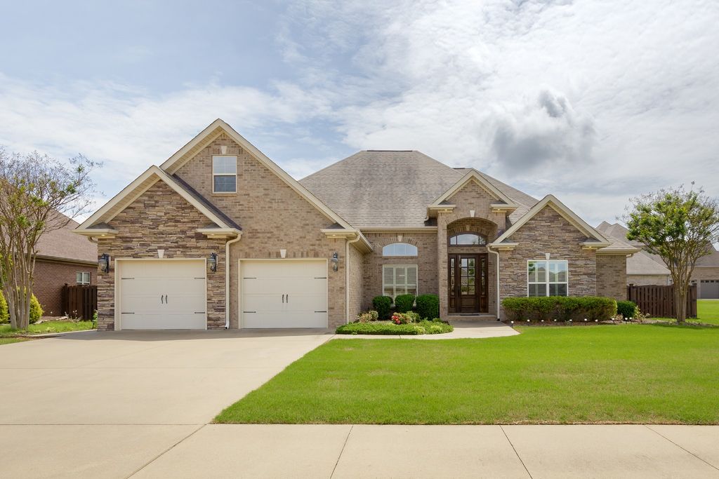 1206 Woodridge Ct, Florence, AL 35630